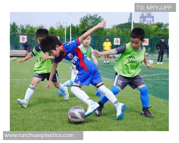 激情四溢的绿茵场上足球比赛的魅力与团队精神的完美结合 激情四溢的绿茵场上足球比赛的魅力与团队精神的完美结合