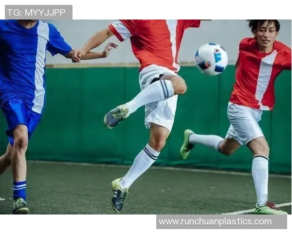 男生们热烈讨论足球比赛战术与球员表现的精彩瞬间