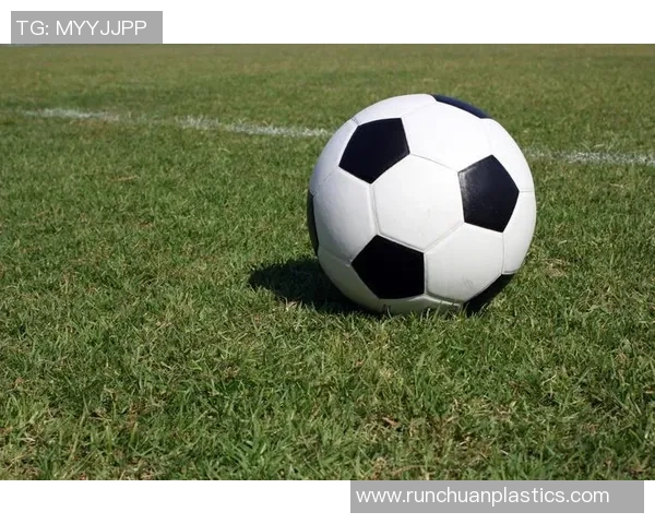 石墩足球的魅力与挑战探讨:如何在传统与现代之间找到平衡 石墩足球的魅力与挑战探讨:如何在传统与现代之间找到平衡