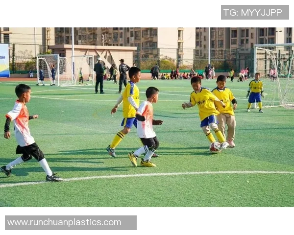 足球课堂观摩体验提升学生运动兴趣与团队合作精神的探索与实践 足球课堂观摩体验提升学生运动兴趣与团队合作精神的探索与实践